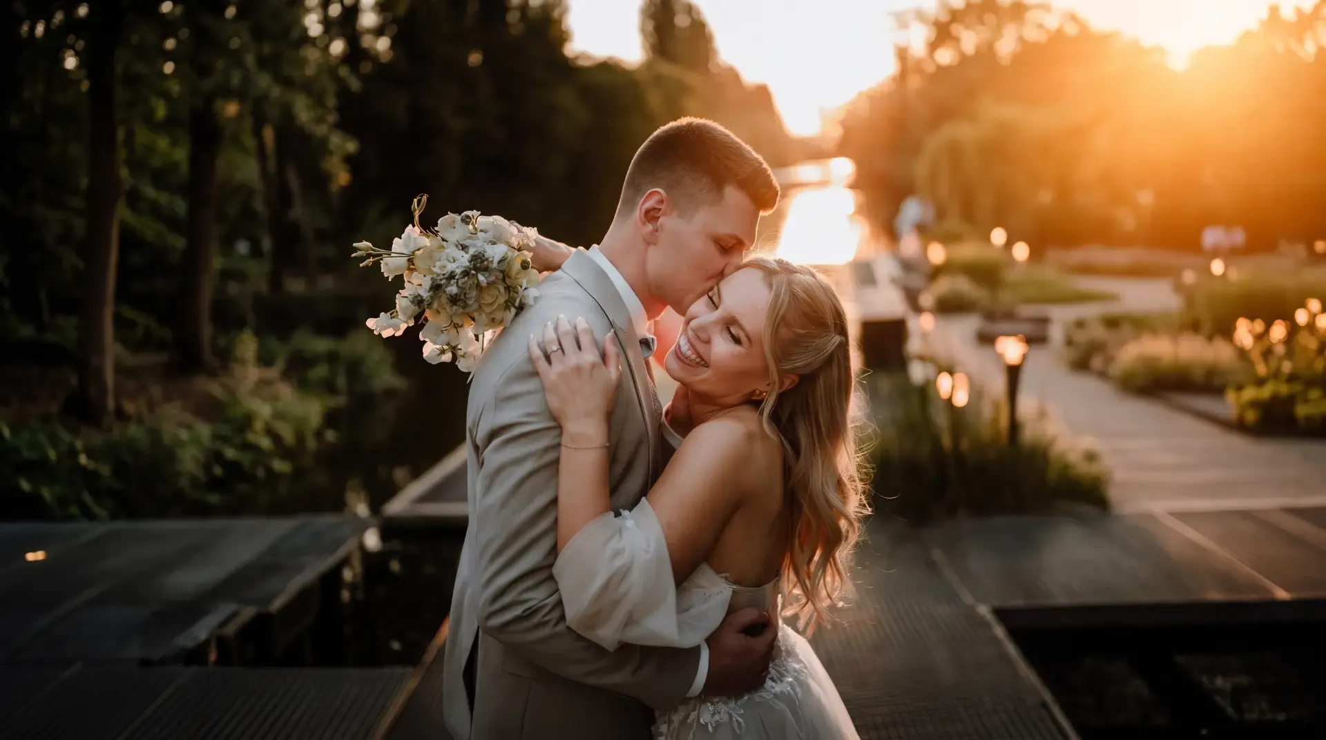 Brautpaar im goldenen Sonnenuntergang — Hochzeitsfotograf, Foto & Film